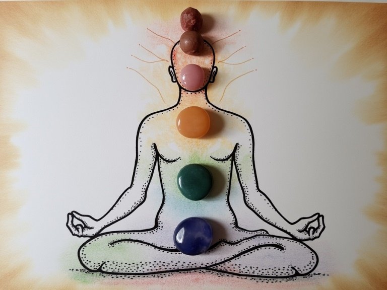 symbolique des pierres Homme assis zen en méditation